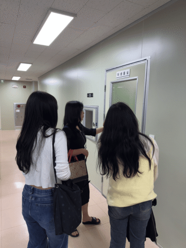 한풍제약 김태희 상무가 참여 학생들에게 회사 주요 사업과 제품 개발 현황을 소개하고 있다.
