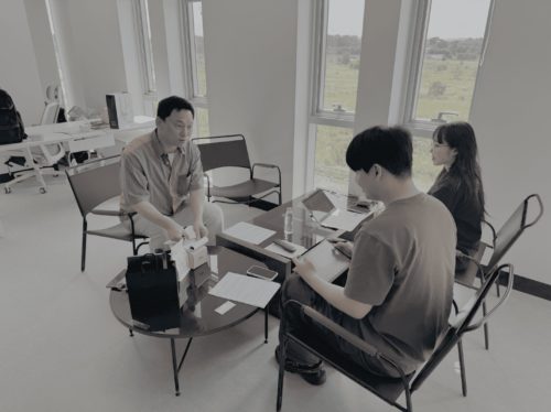 BNCR 최정현 대표이사가 참여 학생들과 호주 시장 진출 가능성 및 제품 경쟁력에 대한 인터뷰를 진행하고 있다.